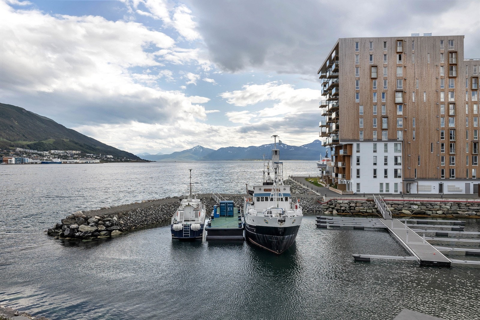 Utsikt mot småbåthavn Galleribilde