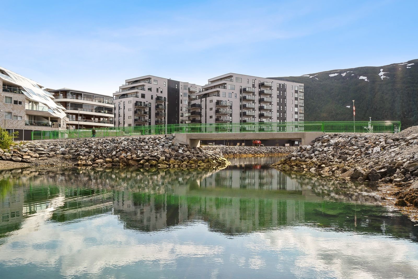 Nyholmen er koblet sammen med resten av Strandkanten og strandpromenaden med denne broen. Herfra kan du gå langs sjøen hele veien til Telegrafbukta Galleribilde