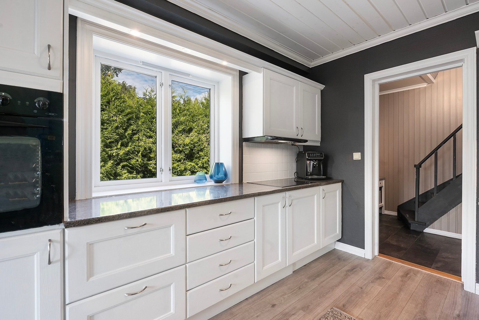 Her kan du stå ved kjøkkenbenken og ha full oversikt mot inngangspartiet via vinduet Galleribilde