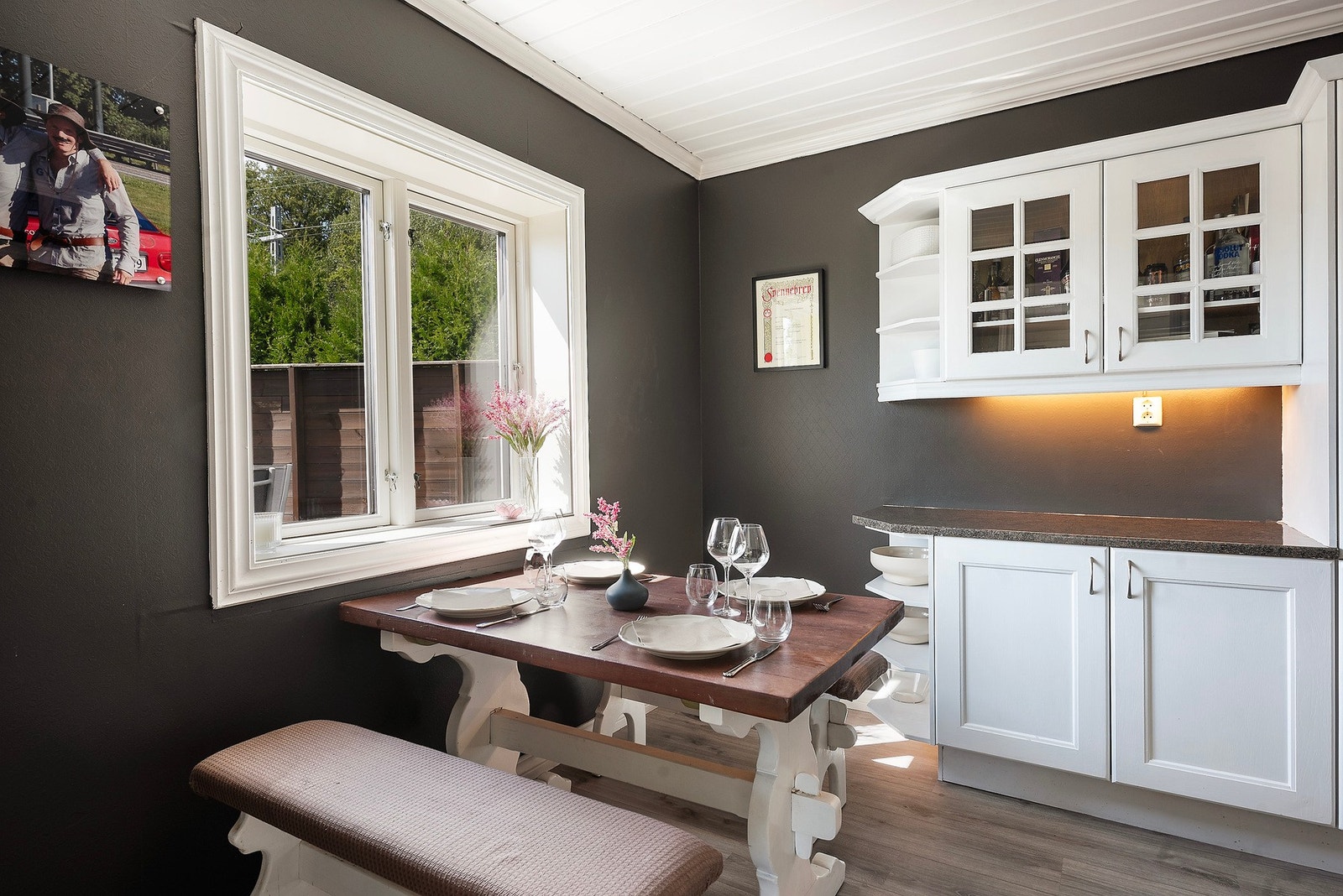 Ved enden av kjøkkenet er det plass til et mindre spisebord - perfekt for en rolig frokost med utsikt over det grønne landskapet Galleribilde