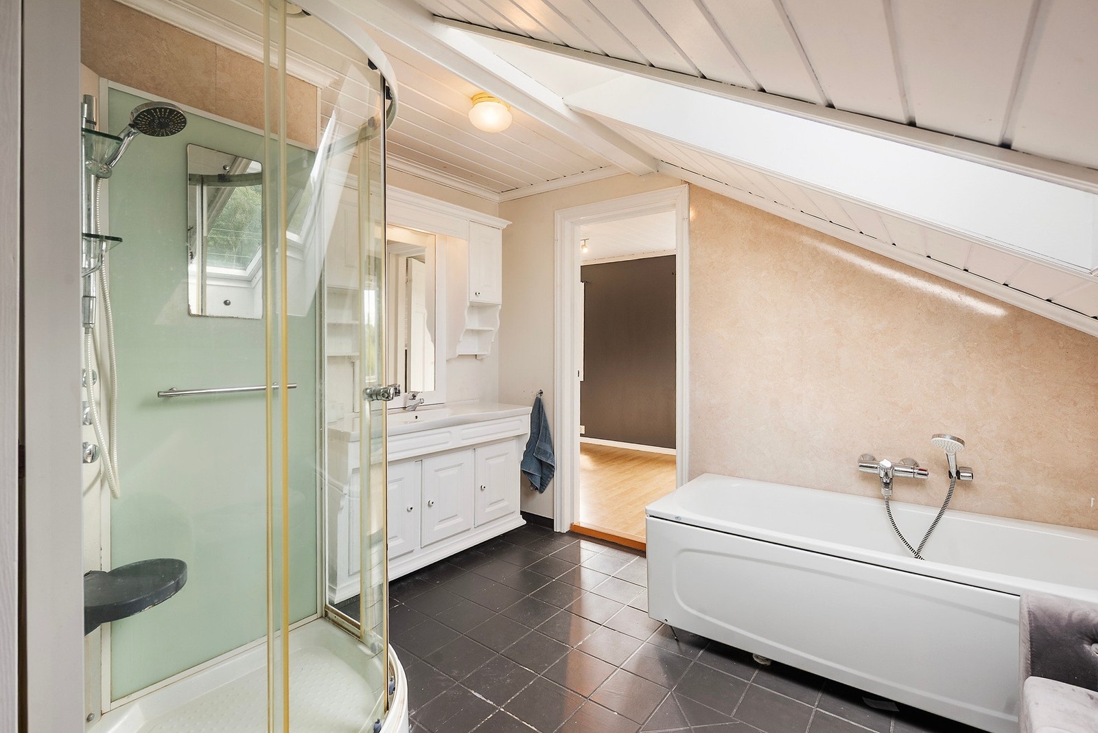 På badet finner du både dusjkabinett og badekar - praktisk og komfortabelt på samme tid Galleribilde