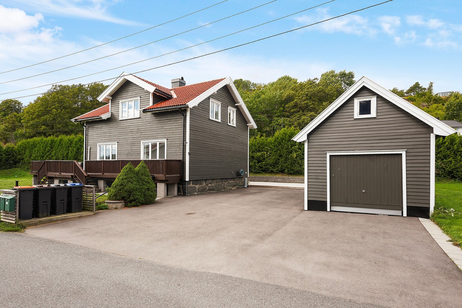 Her har du god plass til parkering i asfaltert innkjørsel og garasje - praktisk for både hverdag og besøk Galleribilde