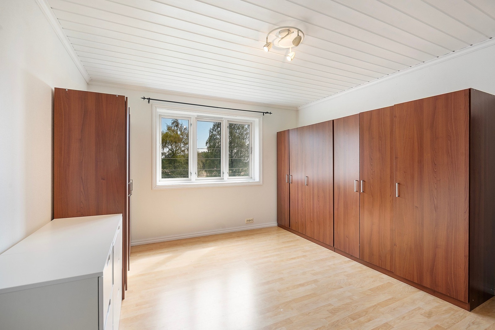 Soverommene er romslig og gir fleksibilitet - perfekt om det er behov for å dele rom eller du ønsker ekstra kontorplass Galleribilde