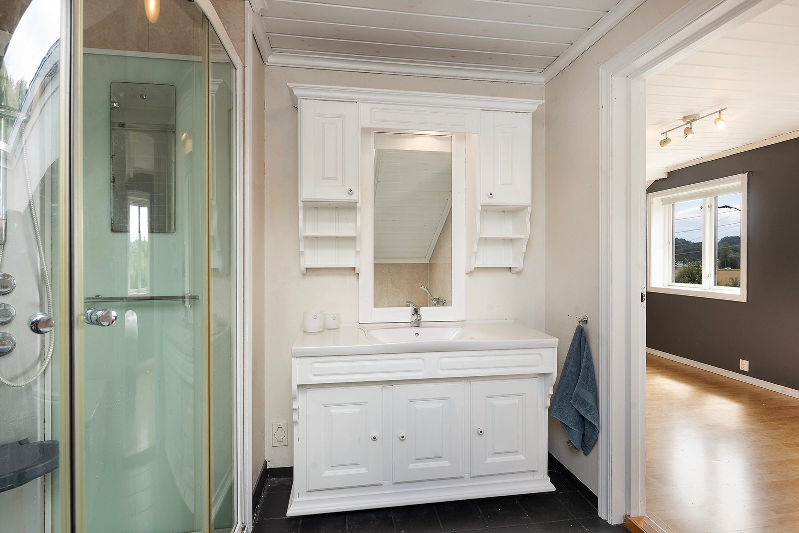 På badet har du også flislagt gulv med varmekabler, romslig servantinnredning med god oppbevaringsplass, toalett og opplegg til vaskemaskin Galleribilde