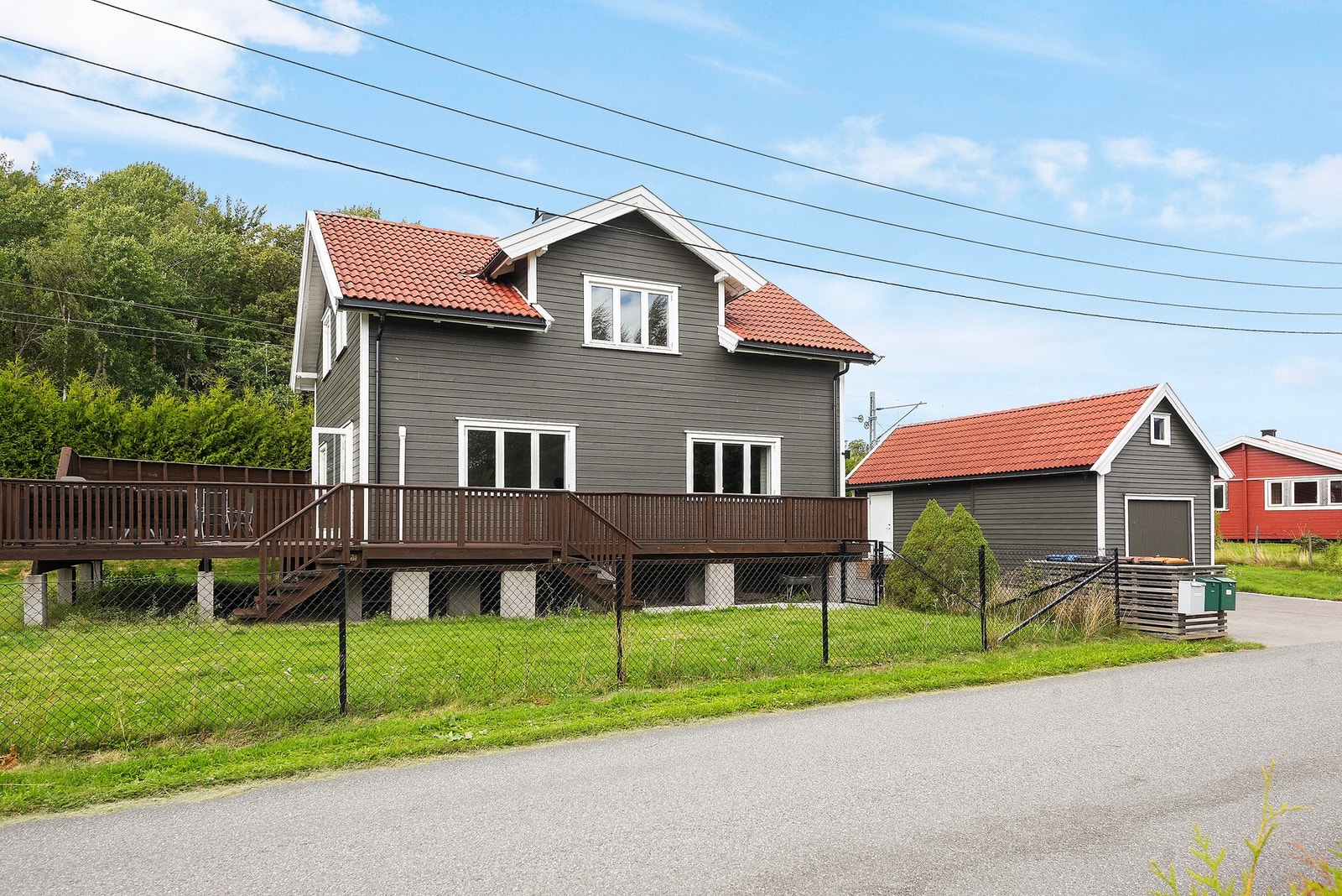 Boligen har en landlig beliggenhet på romslig tomt, kun 4 minutter fra Sandefjord sentrum Galleribilde