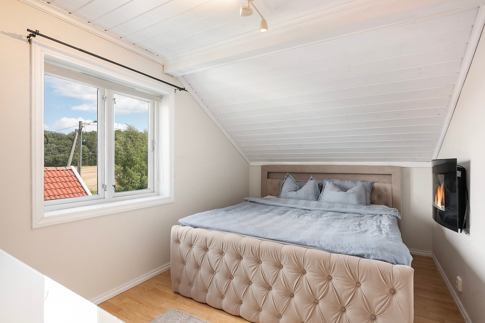 Etasjen rommer tre soverom av god størrelse, som gir fleksible muligheter for både familie, gjester eller hjemmekontor Galleribilde