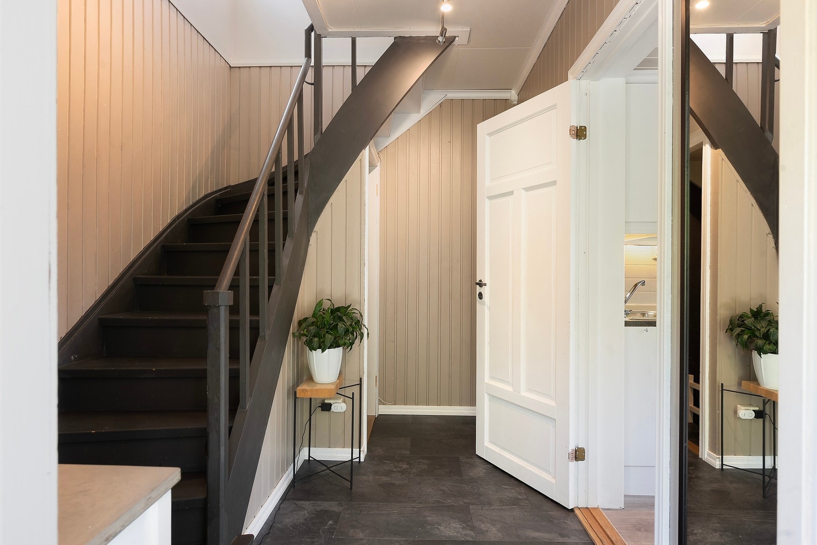 Velkommen inn - malt trepanel kombinert med moderne farger gir rommet en herlig balanse mellom tidløs sjarm og oppdatert stil Galleribilde