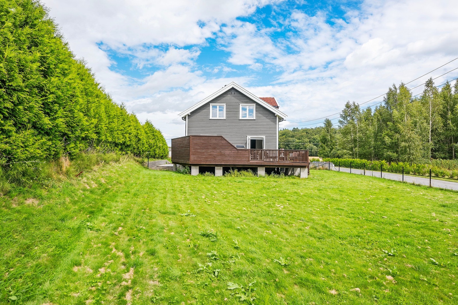På den store plenen har du god plass til beplantning, ballspill og lek Galleribilde