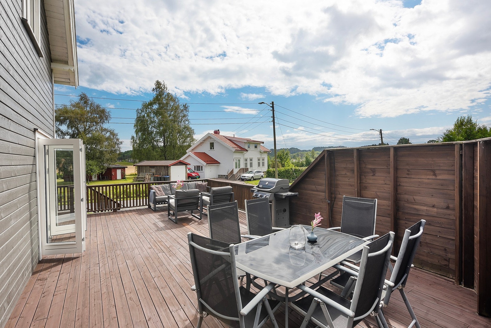 På terrassen kan du velge å sitte lunt ved leveggen eller lenger ute i friluft - tilpasset både vær og temperatur Galleribilde