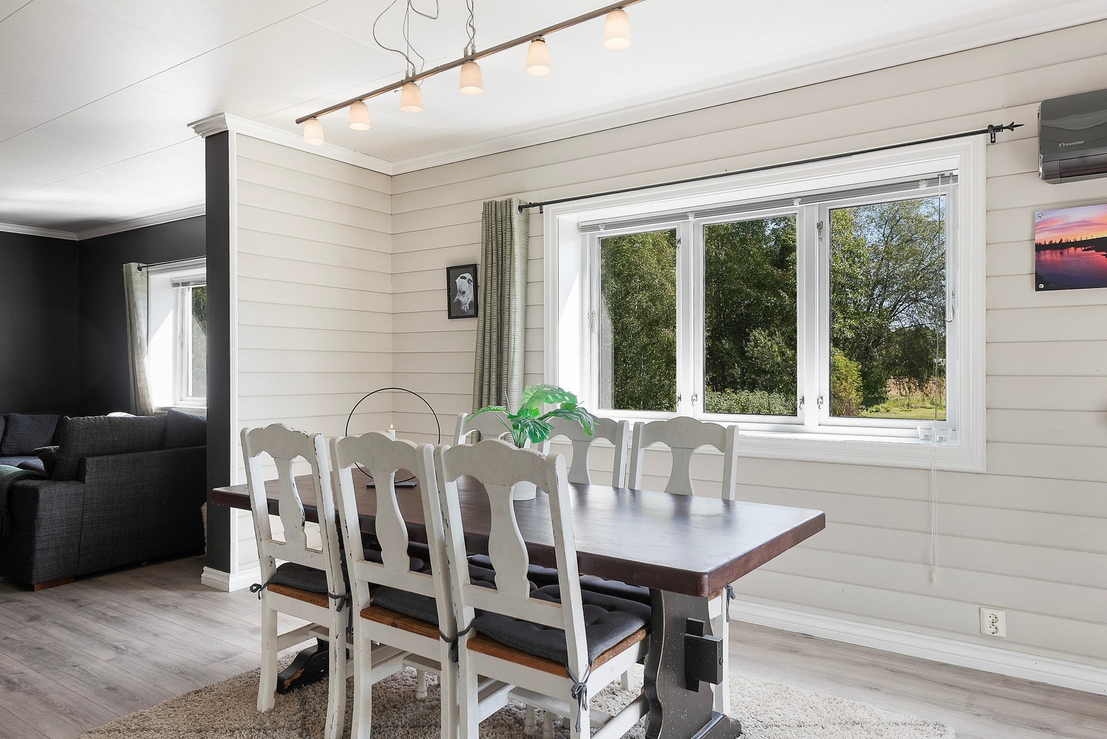 Rommet har god plass til både en komfortabel sofagruppe og en romslig spisestue Galleribilde