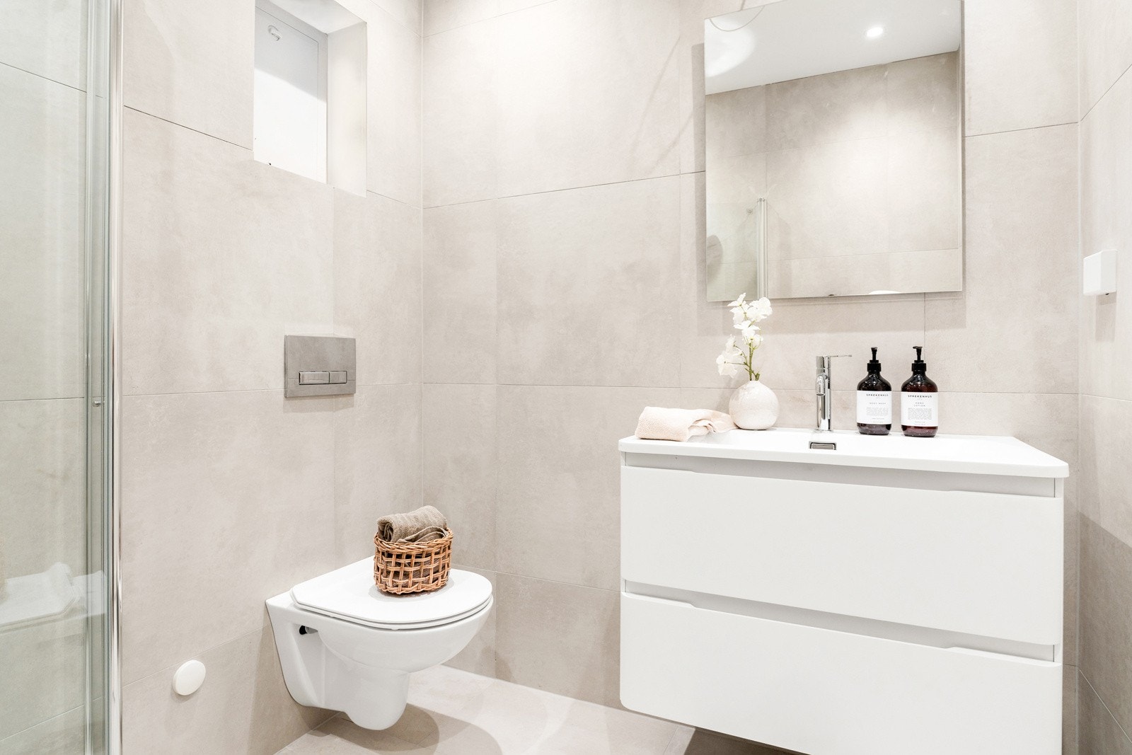 Badet ble totalrenovert i 2025 og fremstår som både funksjonelt og elegant Galleribilde