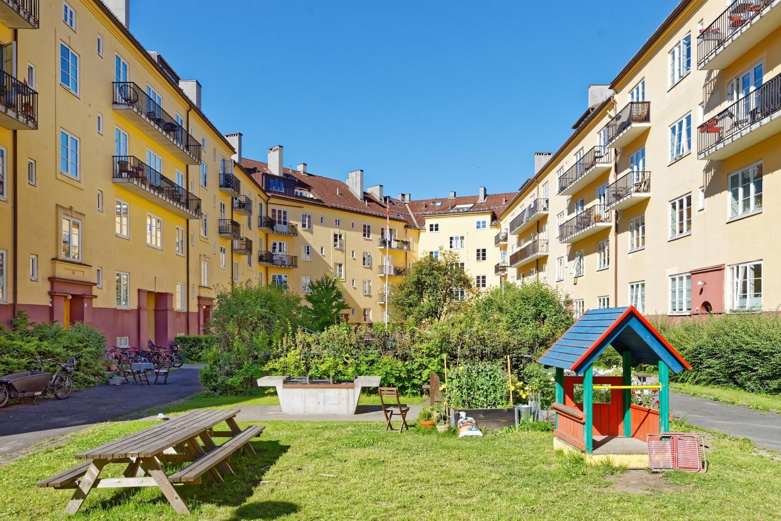 Bakgården er mye brukt om sommeren og et sted hvor man kan bli kjent med hyggelige naboer Galleribilde