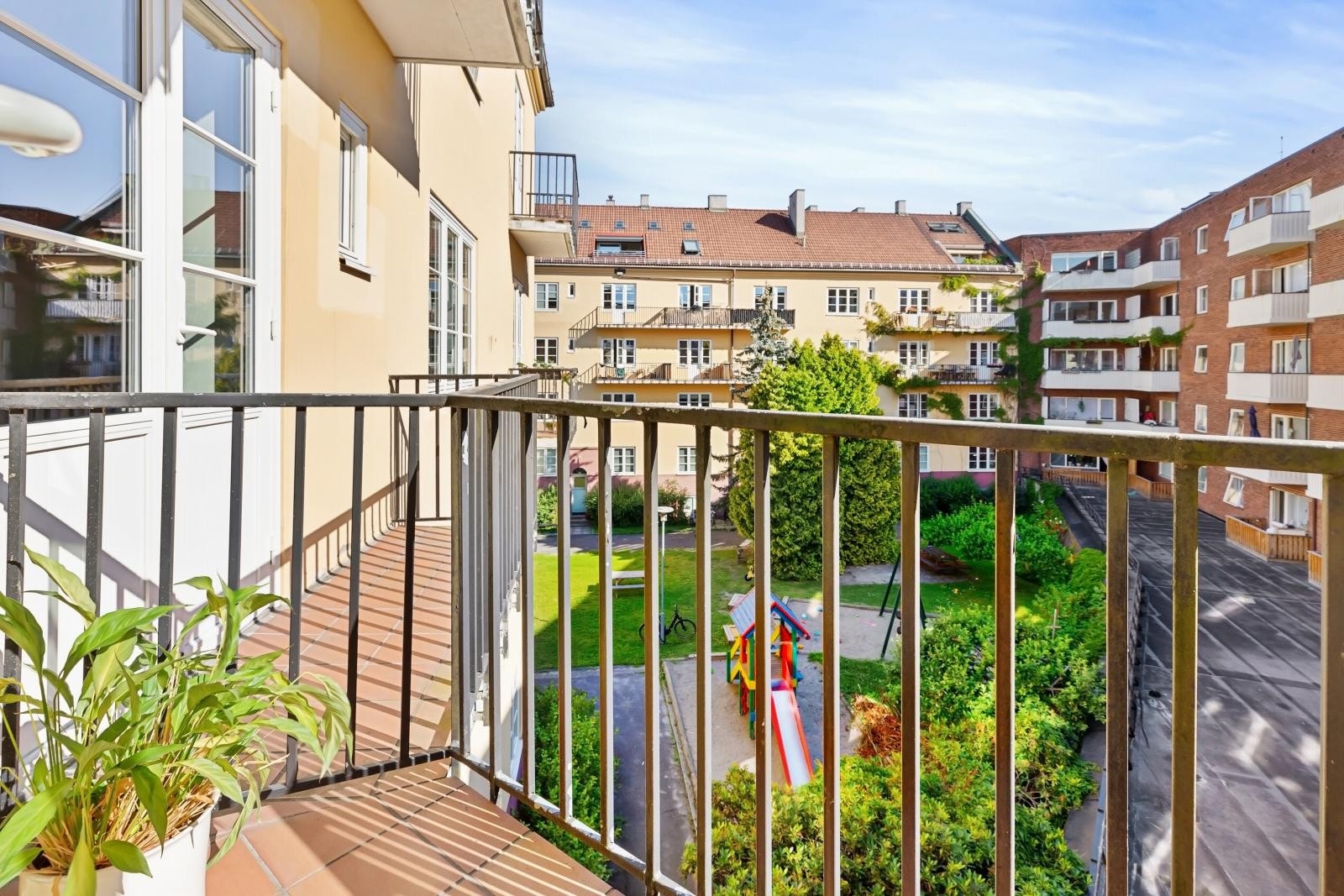 Balkongen vender mot en svært hyggelig bakgård Galleribilde