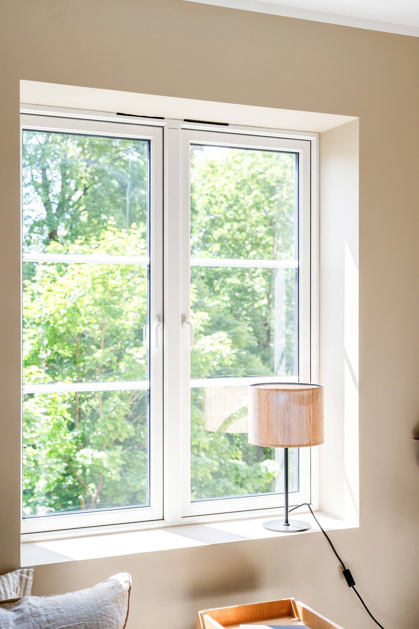 Begge soverom vender ut mot en rolig gate Galleribilde