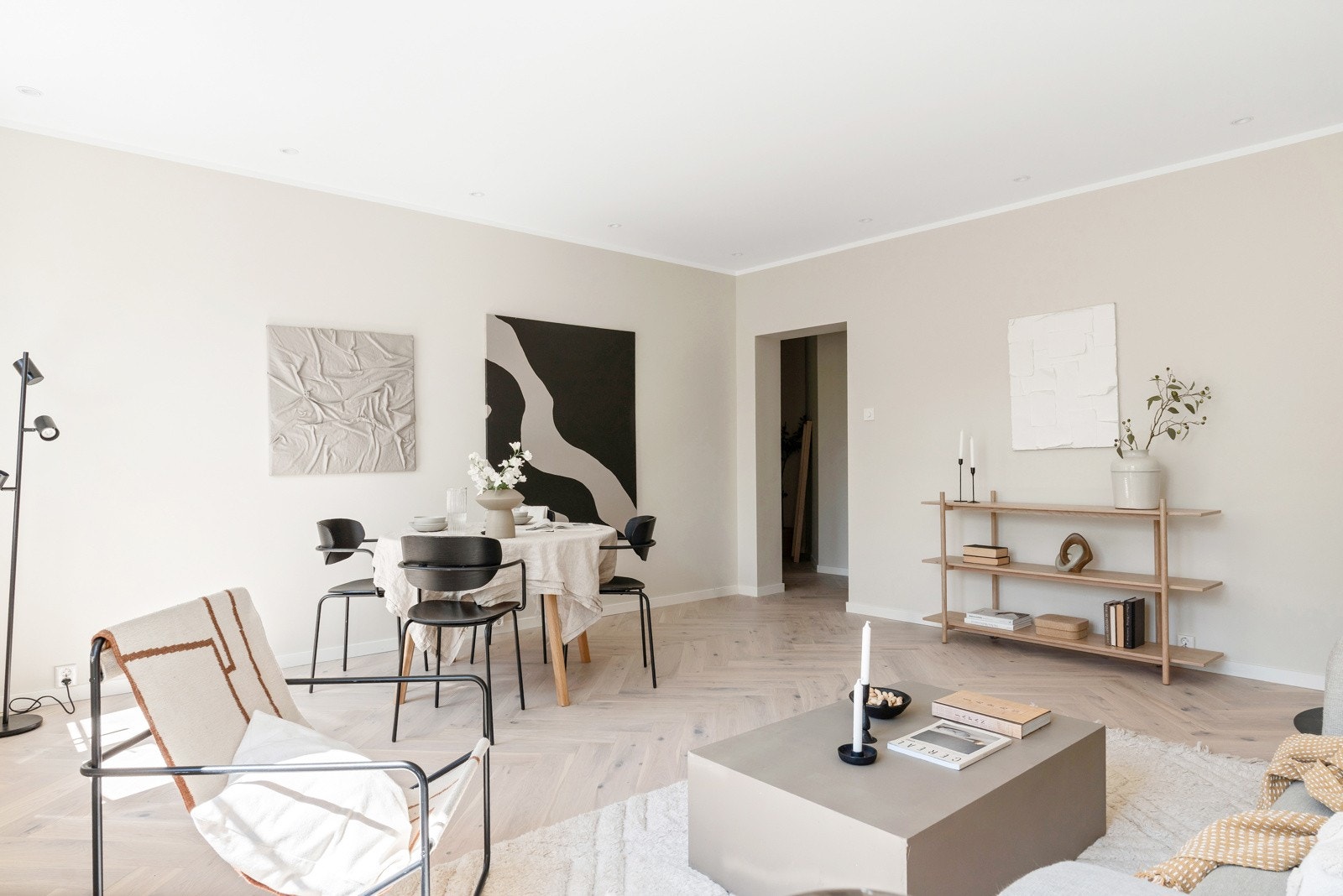 Stuen er romslig og har plass til både sofagruppe og spisebord Galleribilde