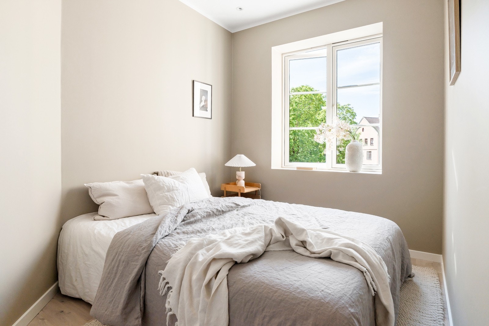 Boligen har to soverom, begge med plass til større seng og tilhørende møblement Galleribilde