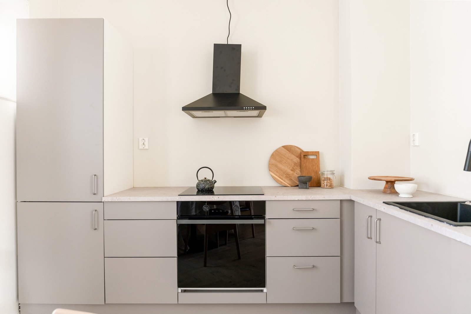 Kjøkkenet er fra 2025 og har HTH innredning Galleribilde