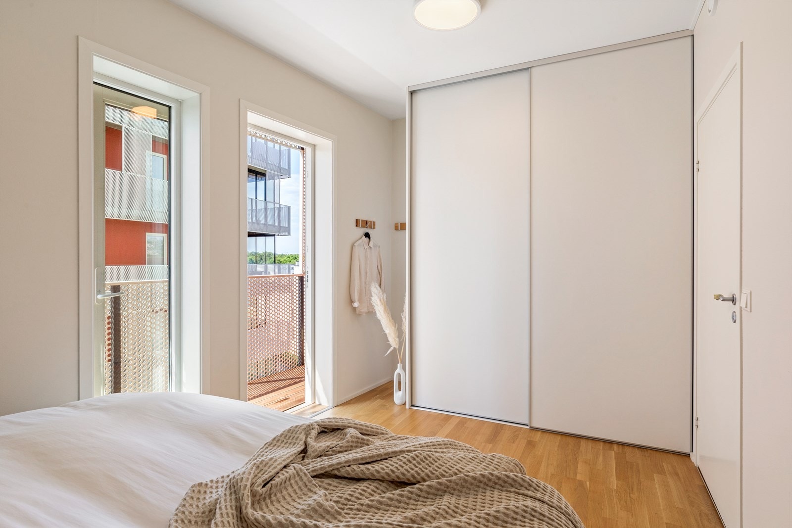 Hovedsoverommet har balkongdør ut til den delen av balkongen som ikke er innglasset (henger sammen med innglasset balkong). Soverommet er innredet med et stort gulv til tak garderobeskap Galleribilde