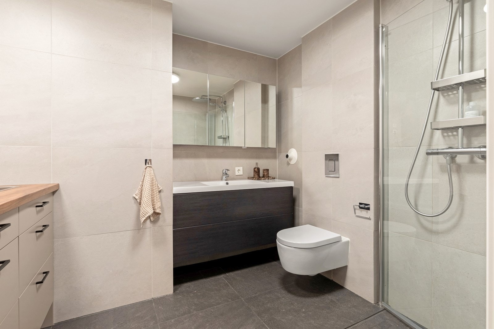 Lekkert bad med moderne innredning. Pusset opp i 2022 Galleribilde