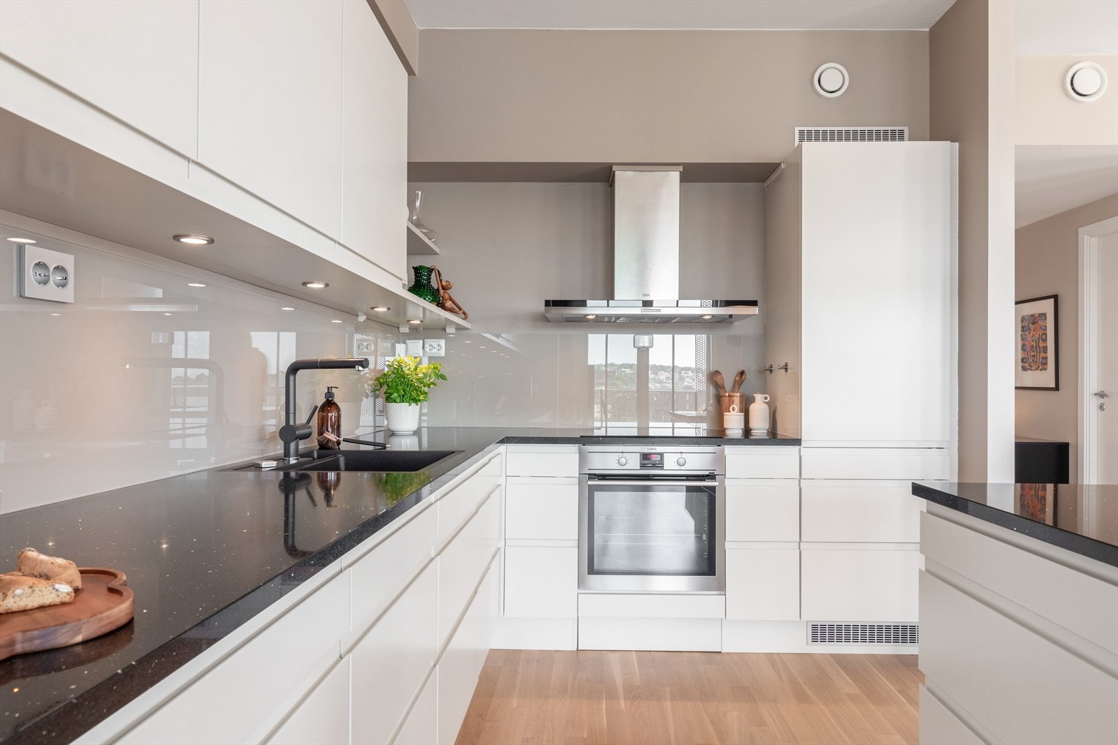 Kjøkkenet har en god og gjennomtenkt utforming med god arbeid- og oppbevaringsplass Galleribilde