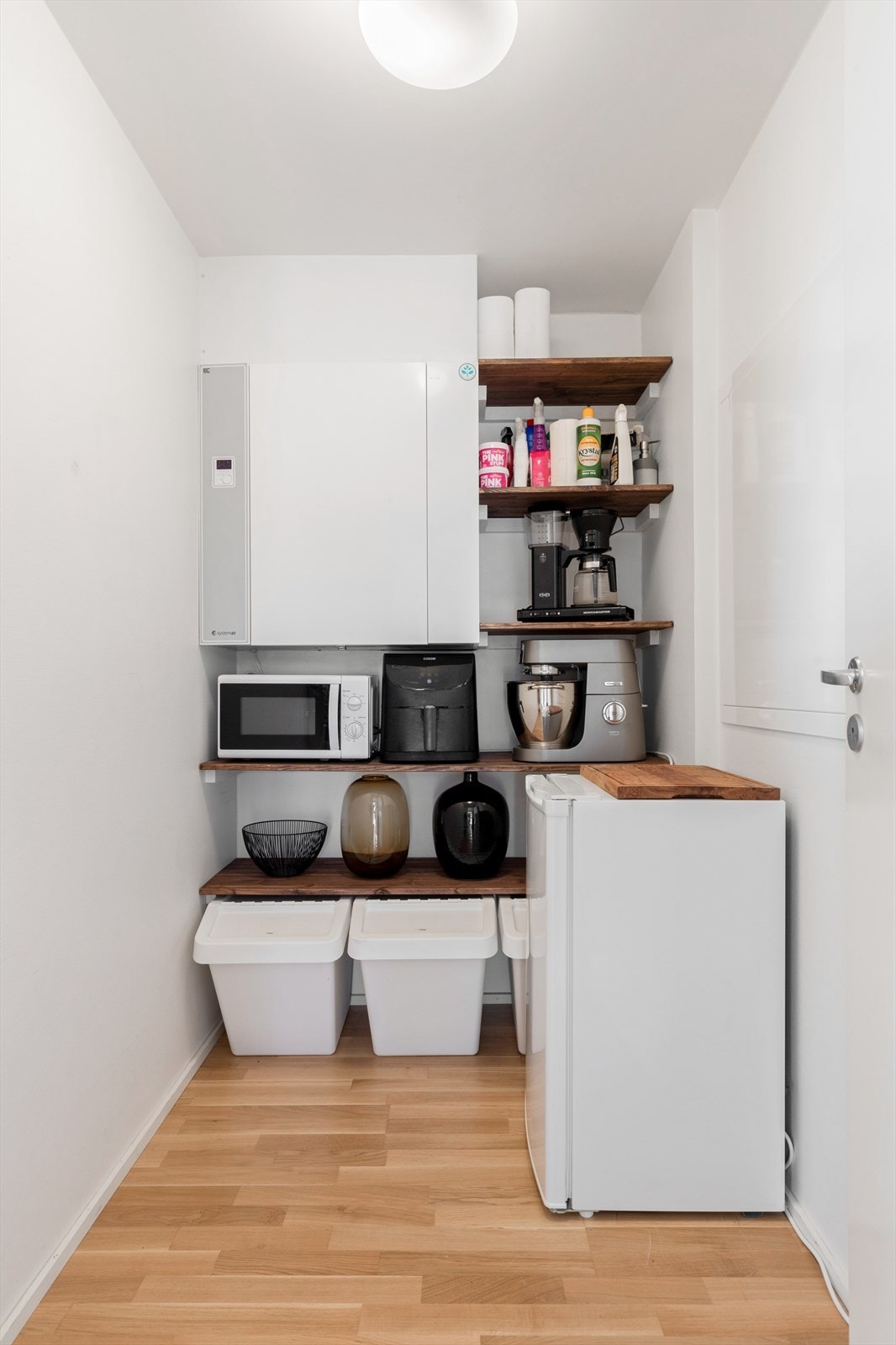 Romslig bod i leilighet med god oppbevaring og plass til ekstra frys/kjøleskap Galleribilde