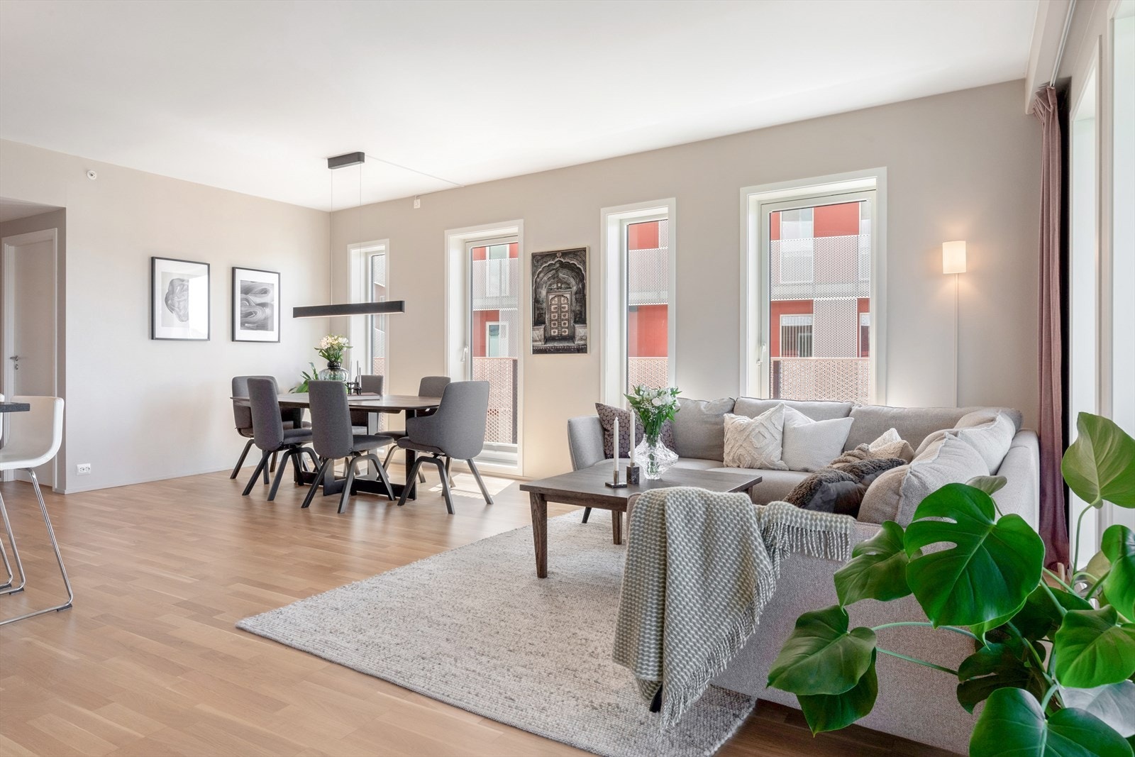 De store vindusflatene som strekker seg fra gulv og omtrent til taket gir virkelig en fantastisk romfølelse Galleribilde