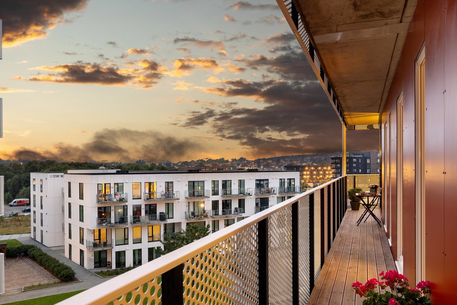 Lang balkong som henger sammen med den innglassede delen. Her har du også tilkomst til fra hovedsoverommet Galleribilde