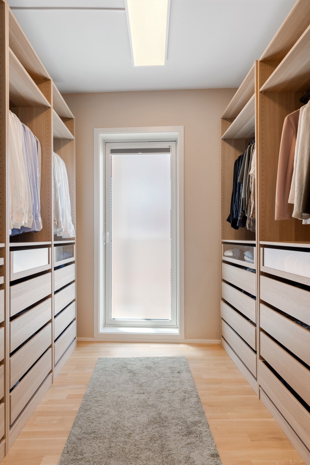 Soverom (nr 2) innredet som walk-in. Vindu som kan åpnes helt opp Galleribilde