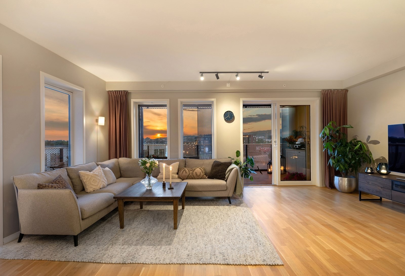 Notar v/Lillian Tunge har gleden av å presentere en meget kjekk og innbydende hjørneleilighet i Jåttåvågen Galleribilde