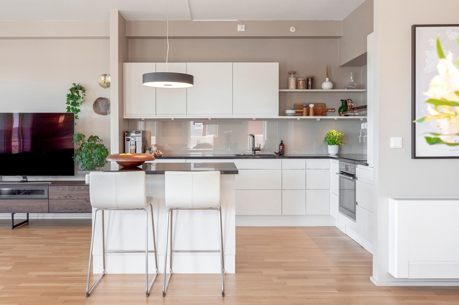 Lekkert og tidløst kjøkken fra kvalitetsleverandøren HTH Galleribilde