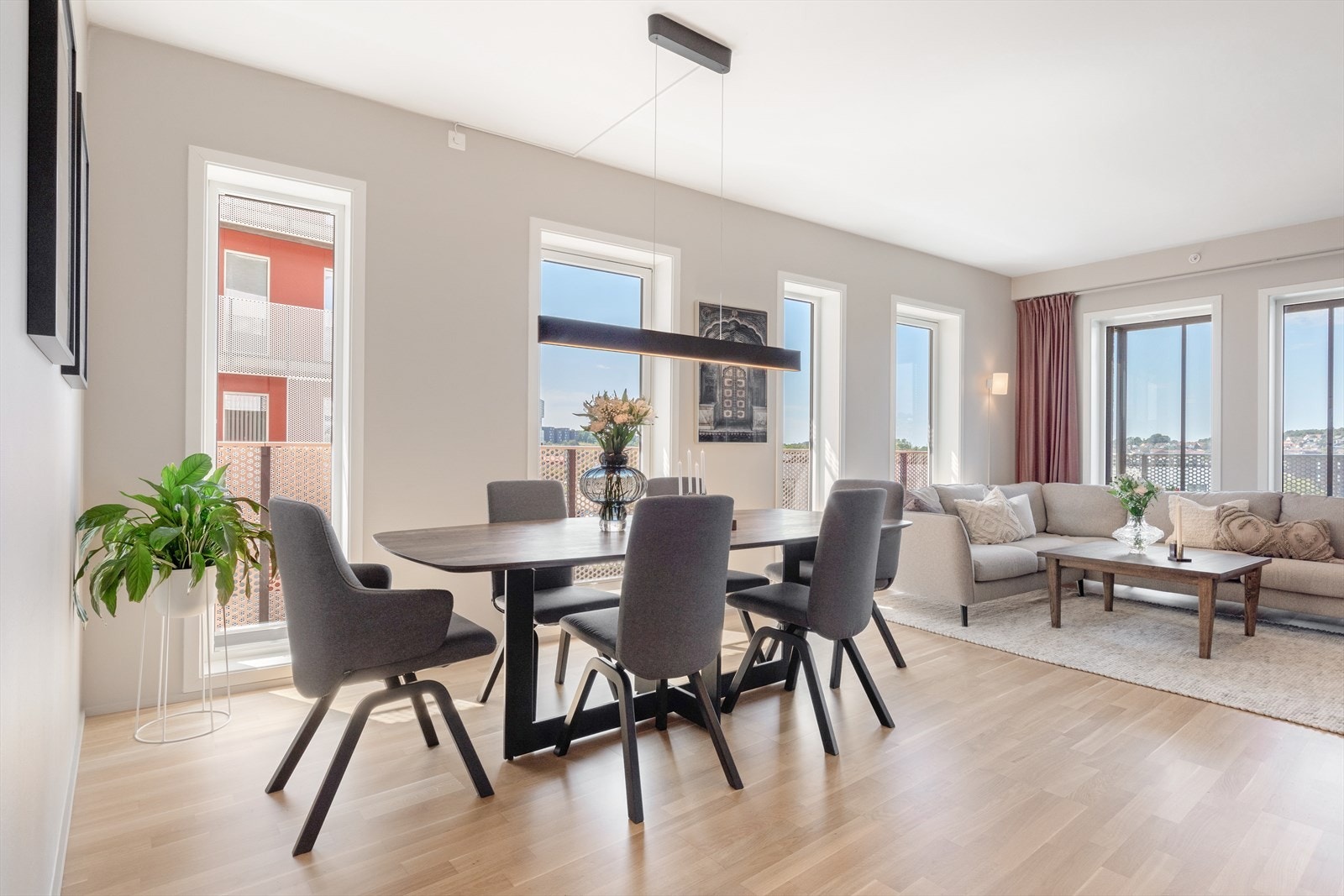 Lys og innbydende stue/spisestue. Her er det god plass til stort middagsselskap Galleribilde