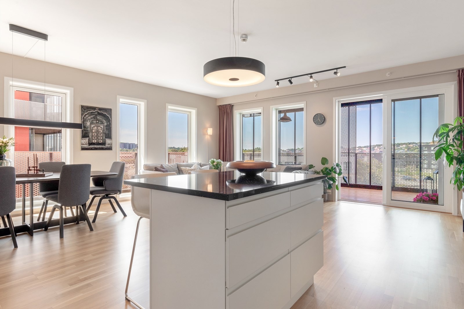 Hjørneleilighet som gir deg vinduer på flere flater og gjennomgående lys som virkelig setter sitt preg på romfølelsen Galleribilde