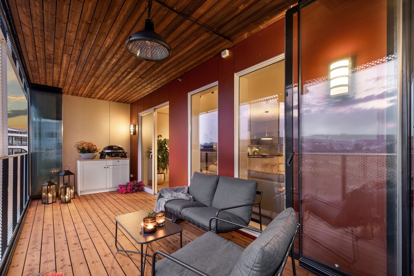 Balkongen har også belysning på veggene Galleribilde