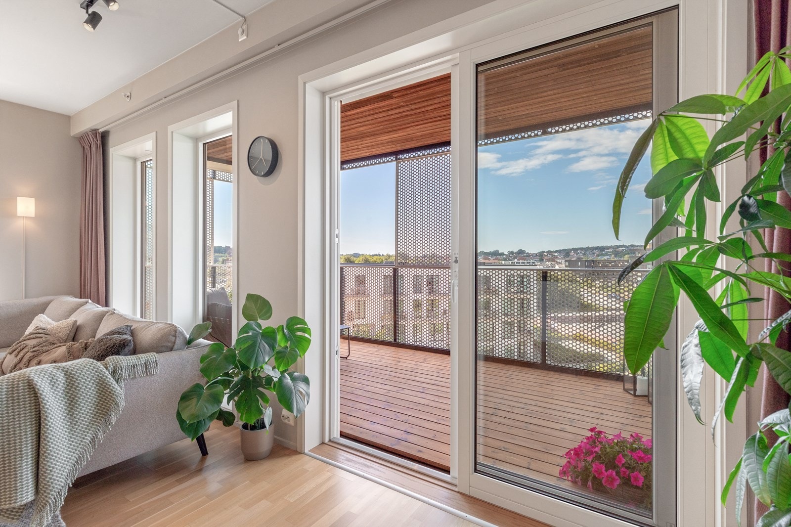 Fra stuen har du utgang til stor innglasset balkong med ettermiddag/kveldssol Galleribilde