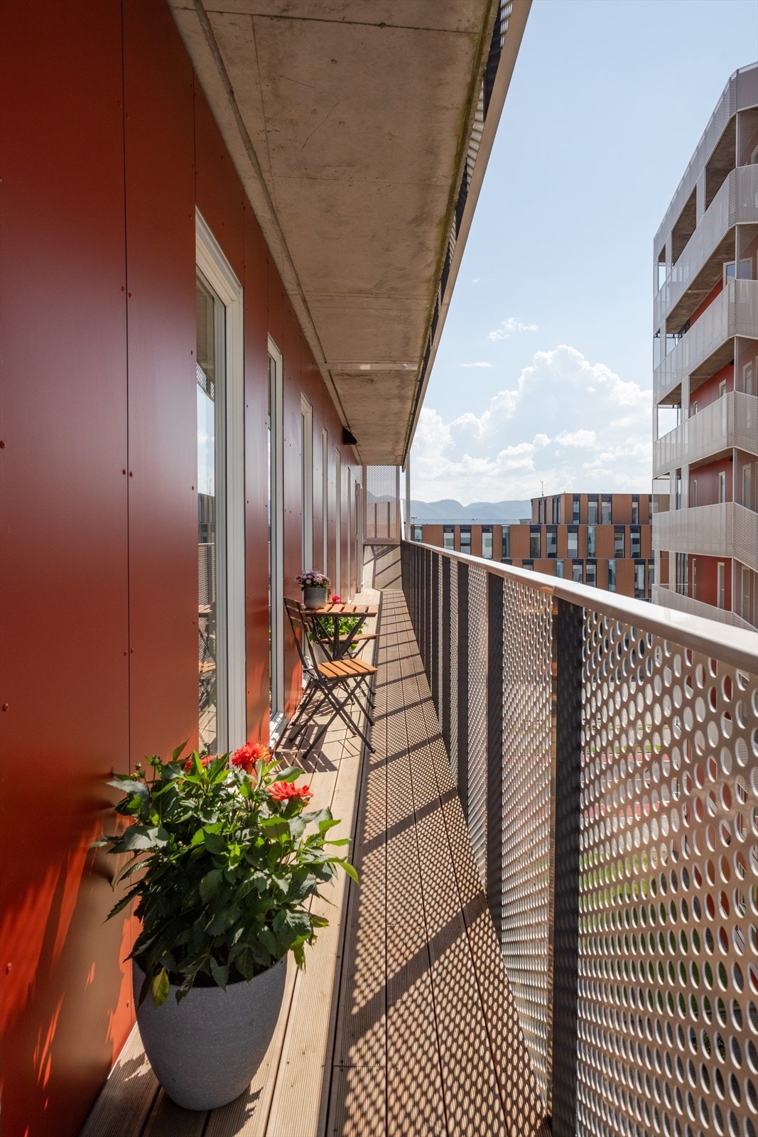 Lang balkong med gode solforhold Galleribilde