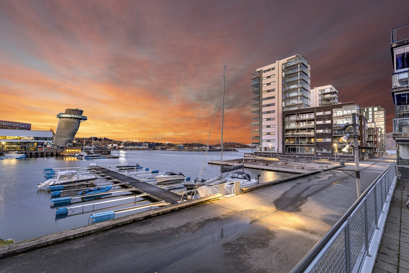 Maritim beliggenhet med båthavn og bademuligheter Galleribilde