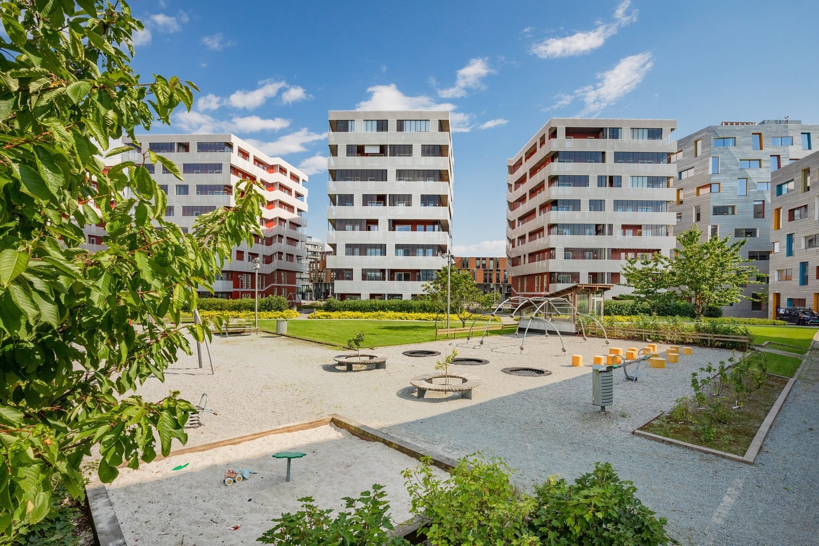 Barnevennlig beliggenhet med lekerplasser, fotballbinger og badeplass i nærheten Galleribilde