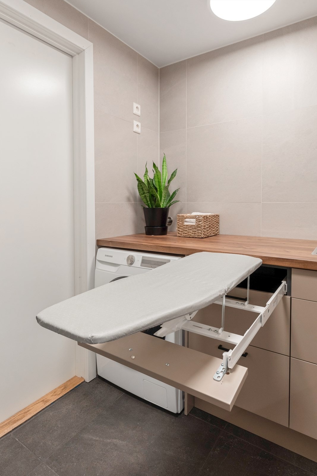 I den ene skuffen medfølger det et integrerte strykebrett Galleribilde