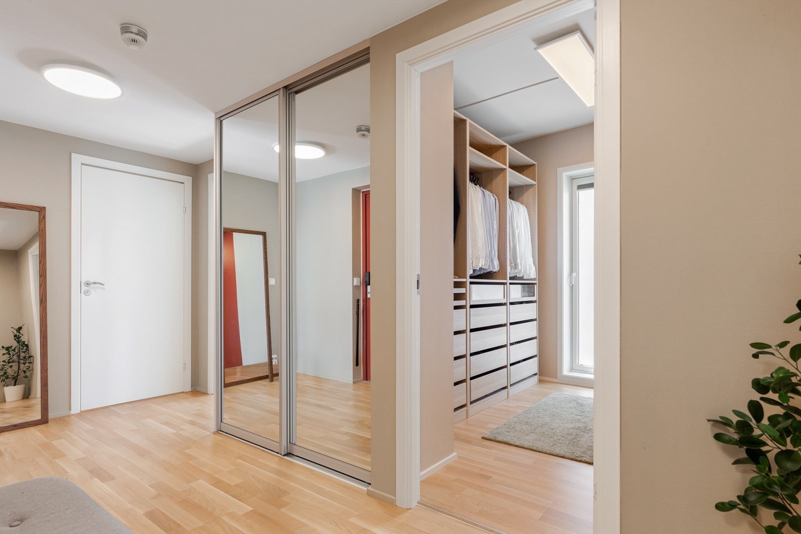 Romslig gang/entrè som binder sammen alle rom. Innredet med et praktisk speilbelagt garderobeskap Galleribilde