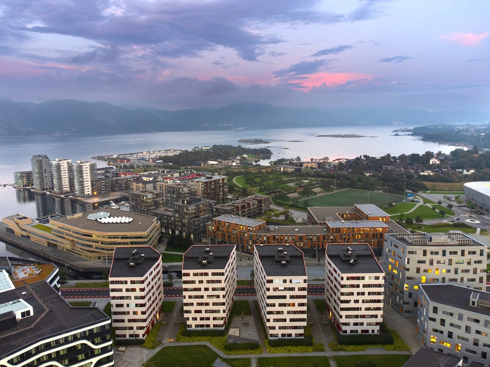 Jåttåvågveien 24 har en attraktiv beliggenhet i maritime omgivelser på Hinna. Området består hovedsakelig av nyere bebyggelse og har gåavstand til en rekke servicetilbud Galleribilde