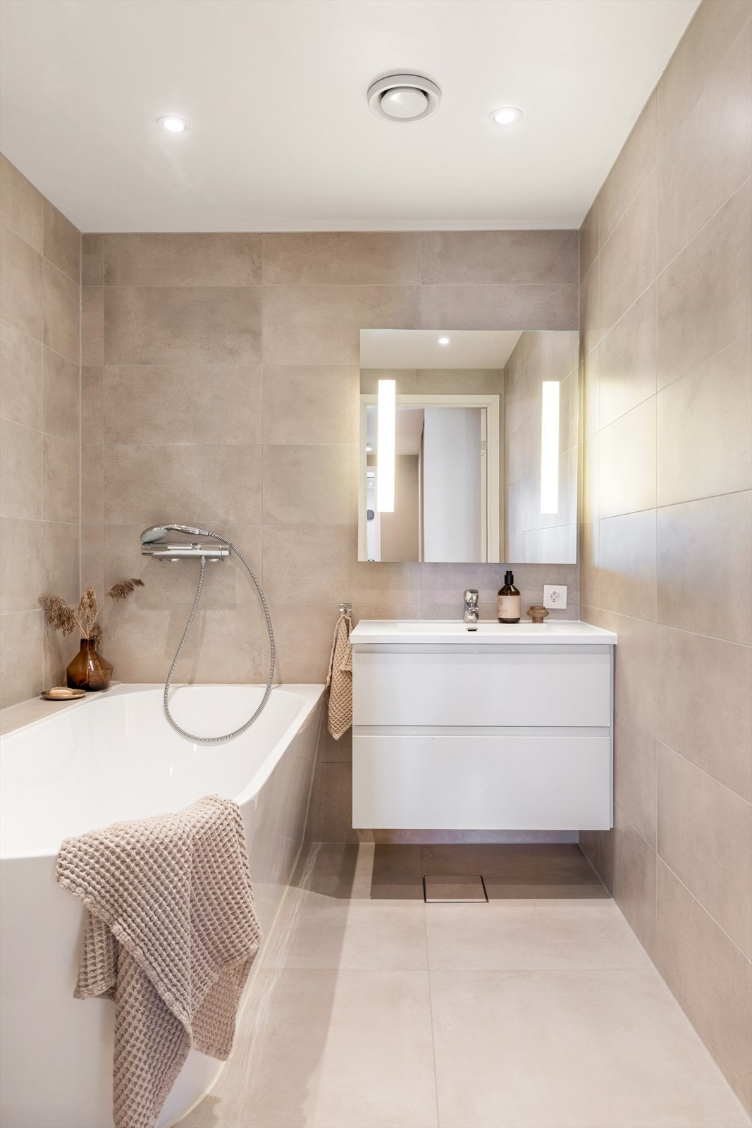 Delikat bad med store flotte lfiser. Innredet med badekar. Pusset opp i 2022 Galleribilde