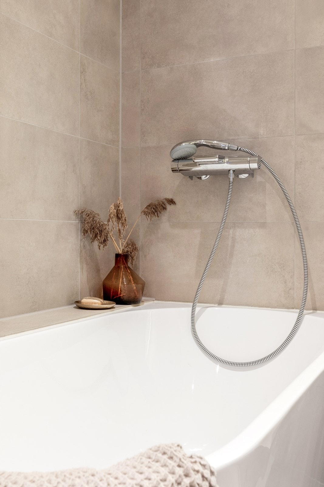 Leiligheten har to bad, hvor det ene har badekar og det andre har dusj. Begge har vegghengt toalett Galleribilde