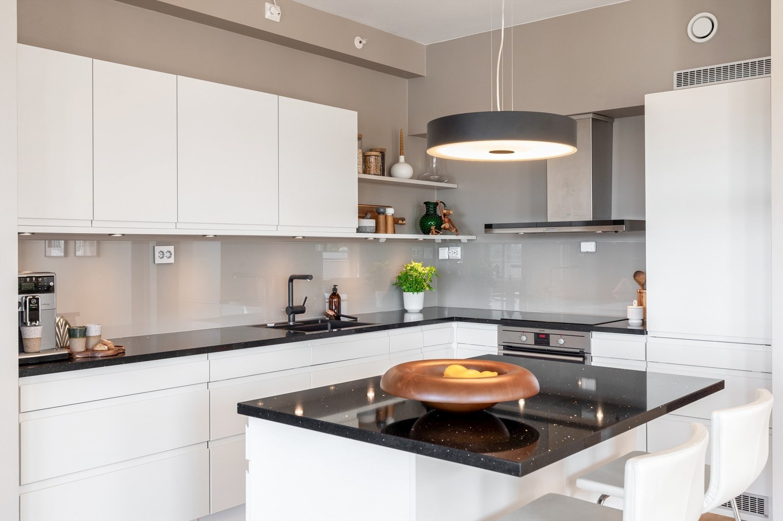 Praktisk kjøkkenøy med barløsning Galleribilde