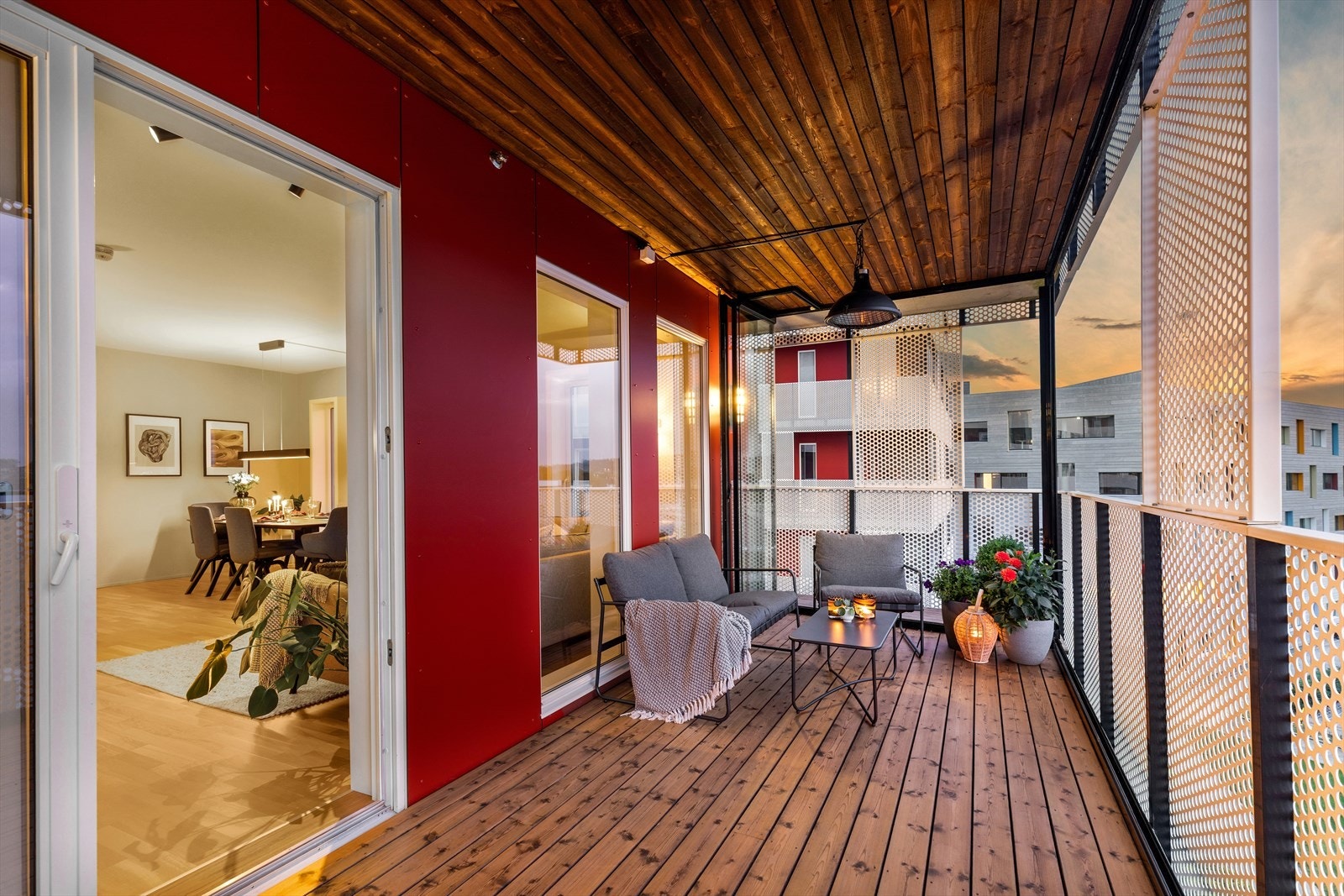 Romslig balkong som kan benyttes året rundt. Blir som en forlengelse av stuen Galleribilde