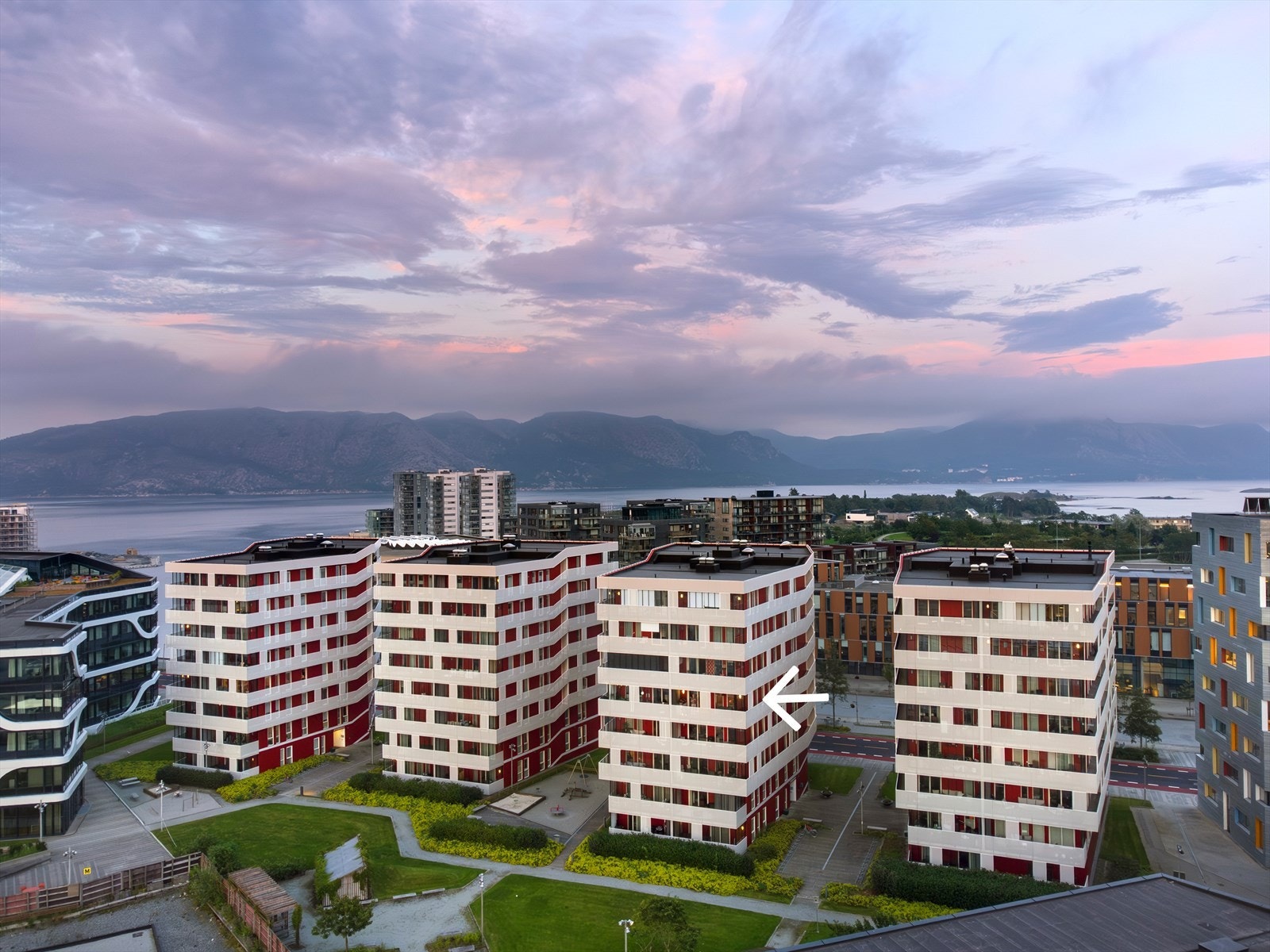 Leiligheten har en meget god plassering i byggets femte etasje. Selve bygget er også trukket noe lengre frem mot grøntareal slik at man får enda bedre utsyn enn naboblokkene Galleribilde