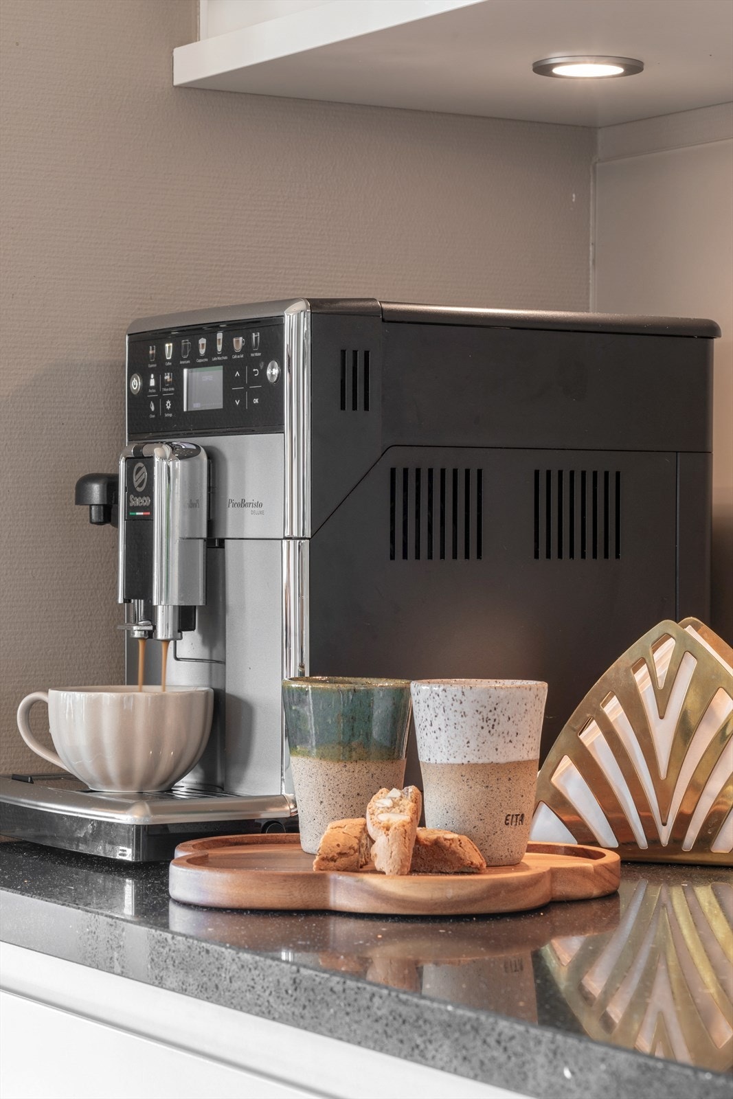 Lys under overskapene som gir deg godt arbeidslys Galleribilde