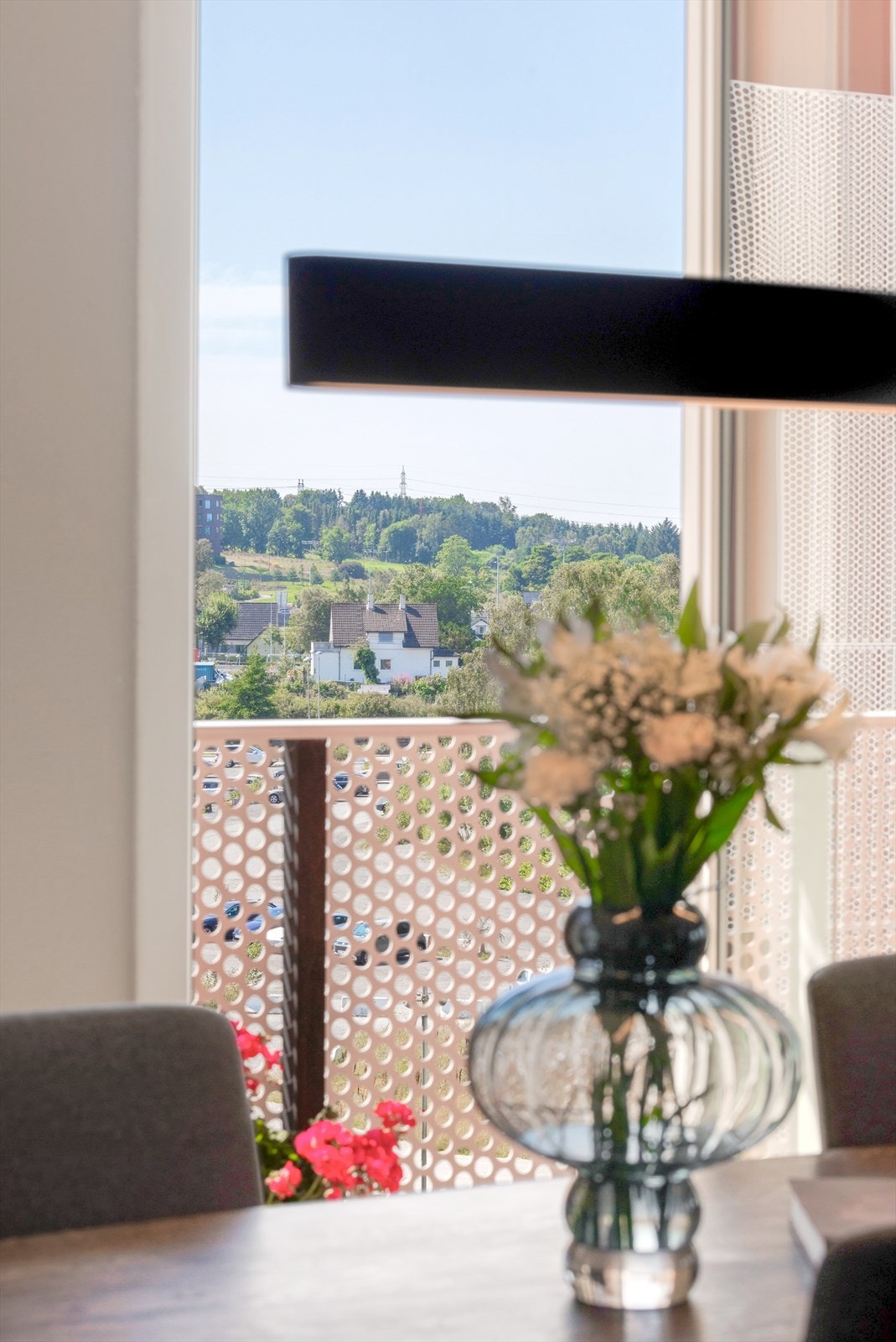 Her kan du nyte utsikten over grøntområder og nabolag fra spisebordet Galleribilde