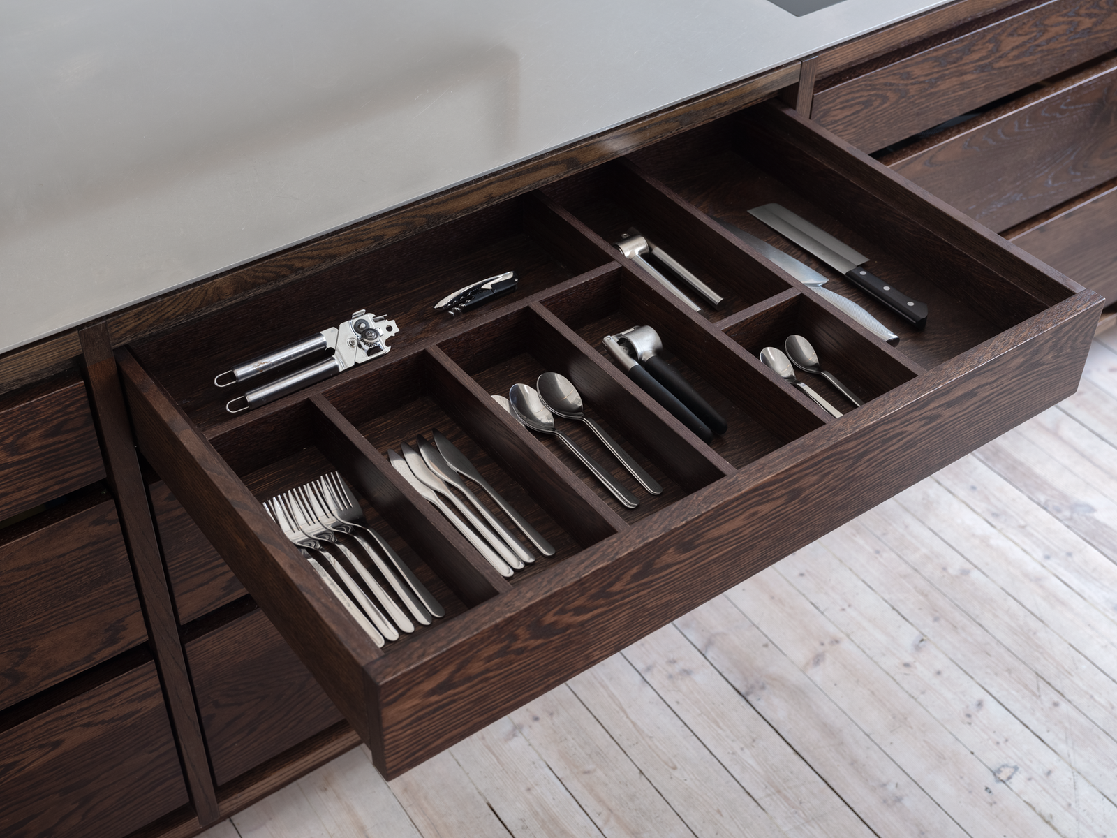 Spesiallagde skuffer i heltre eik med Blum soft-close mekanisme. Galleribilde