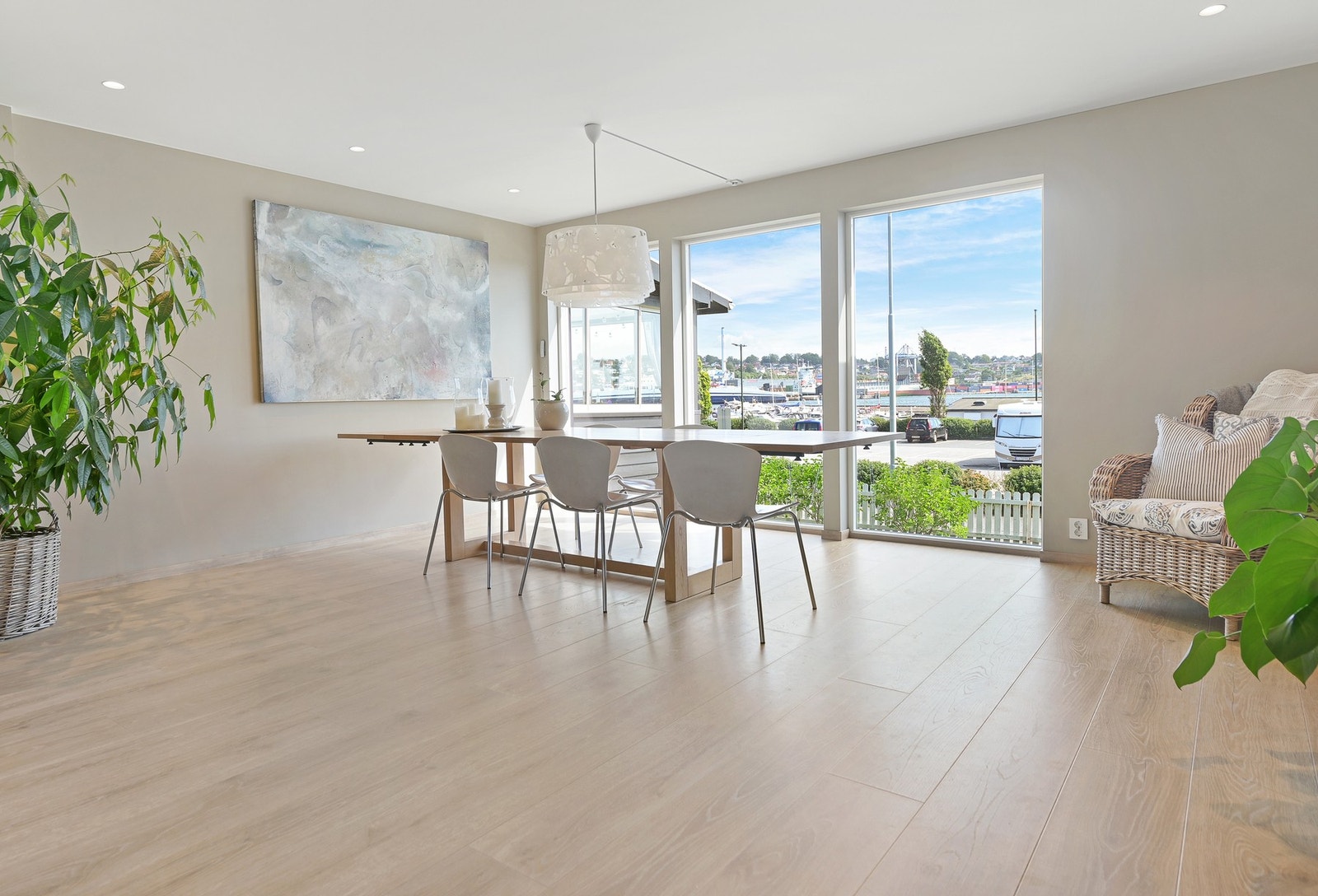 Store vinduer slipper inn mye naturlig lys og gir flott utsikt mot fjorden. Galleribilde