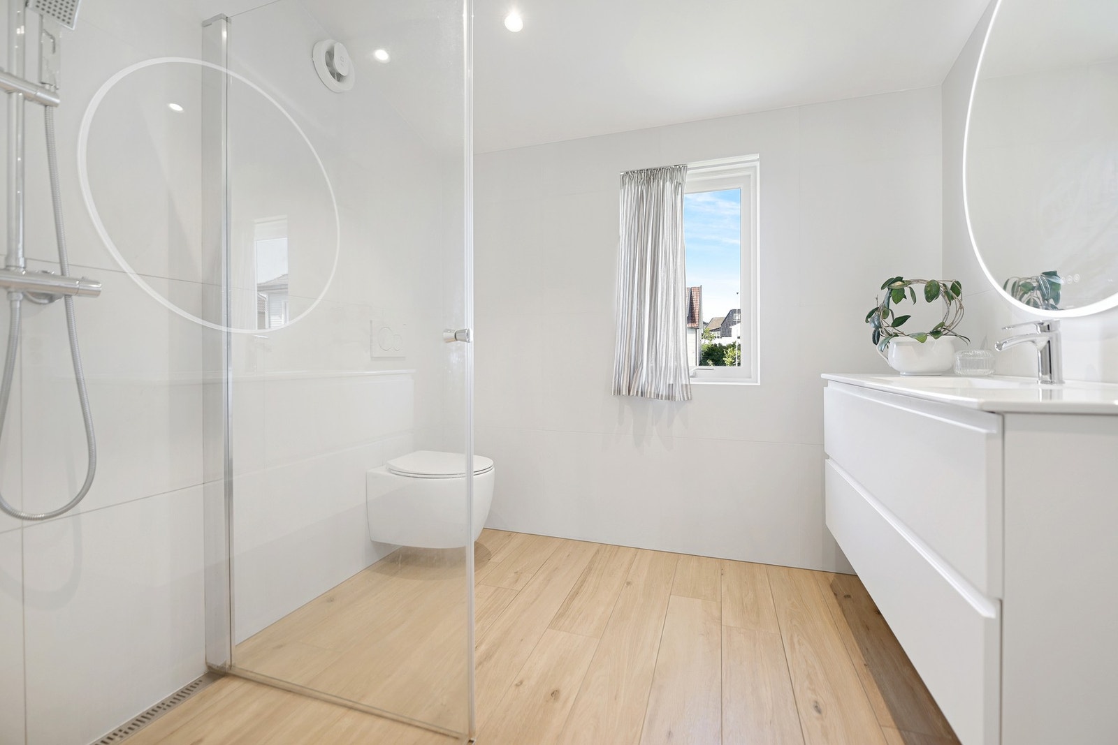 Boligen har et velutstyrt bad med høy standard fra 2022. Galleribilde